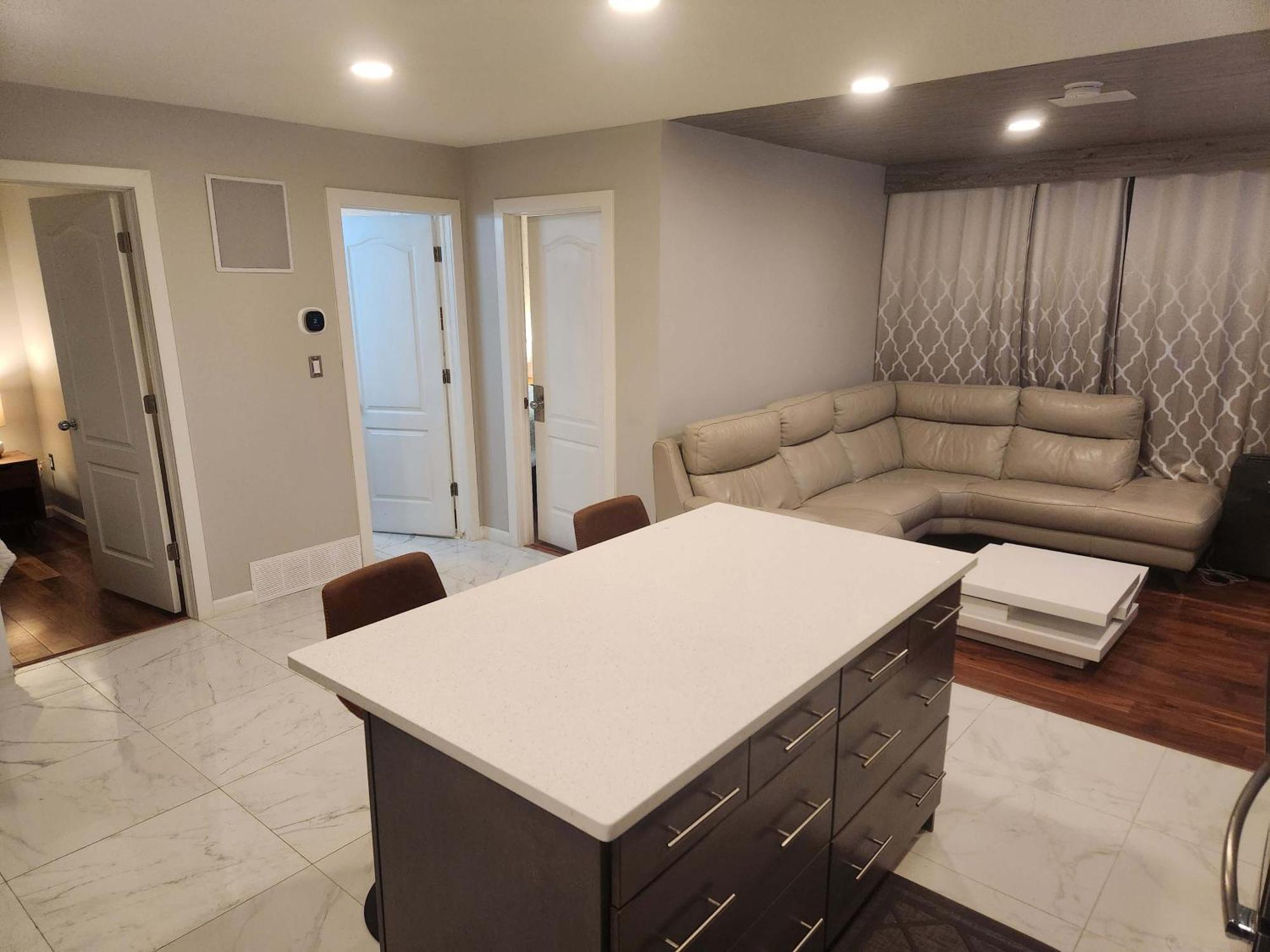 Apartment Modern Family With Guest Heat Garage, Pet-friendly!- No Basement