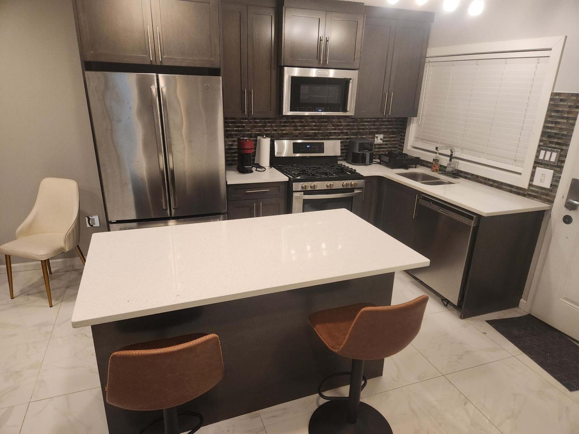 Modern Family With Guest Heat Garage, Pet-friendly!- No Basement Apartment *