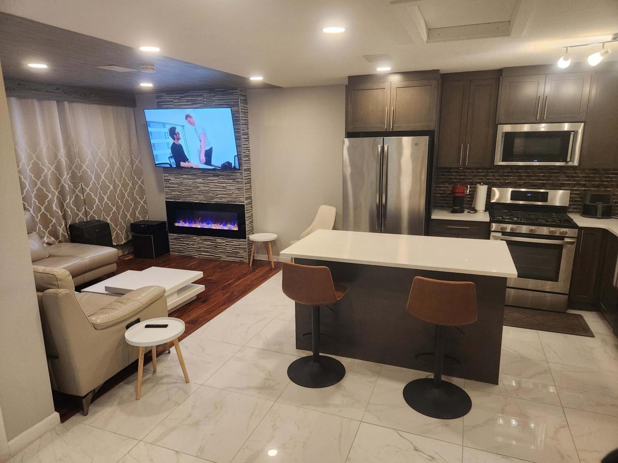 Apartment Modern Family With Guest Heat Garage, Pet-friendly!- No Basement *