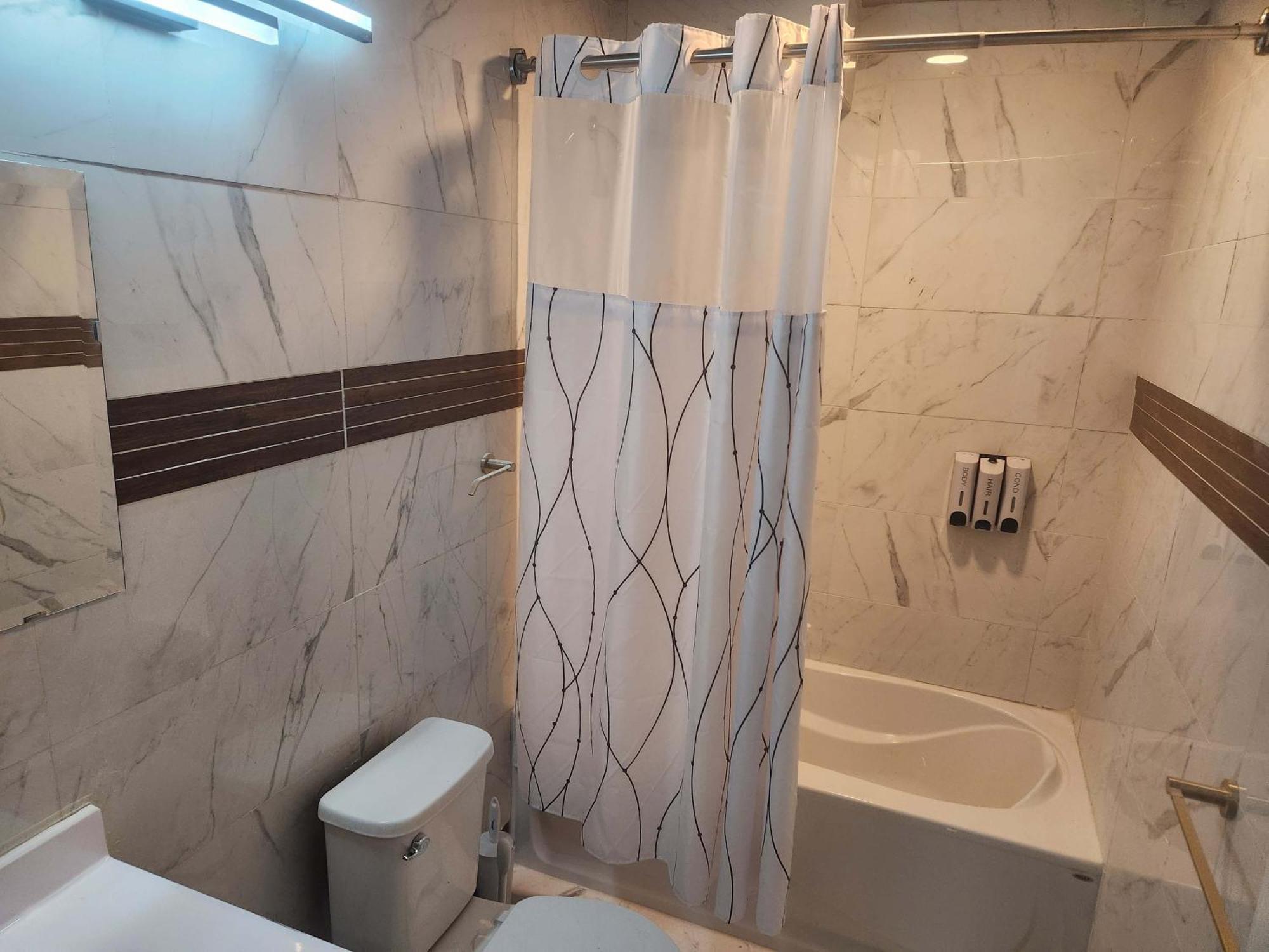Modern Family With Guest Heat Garage, Pet-friendly!- No Basement *