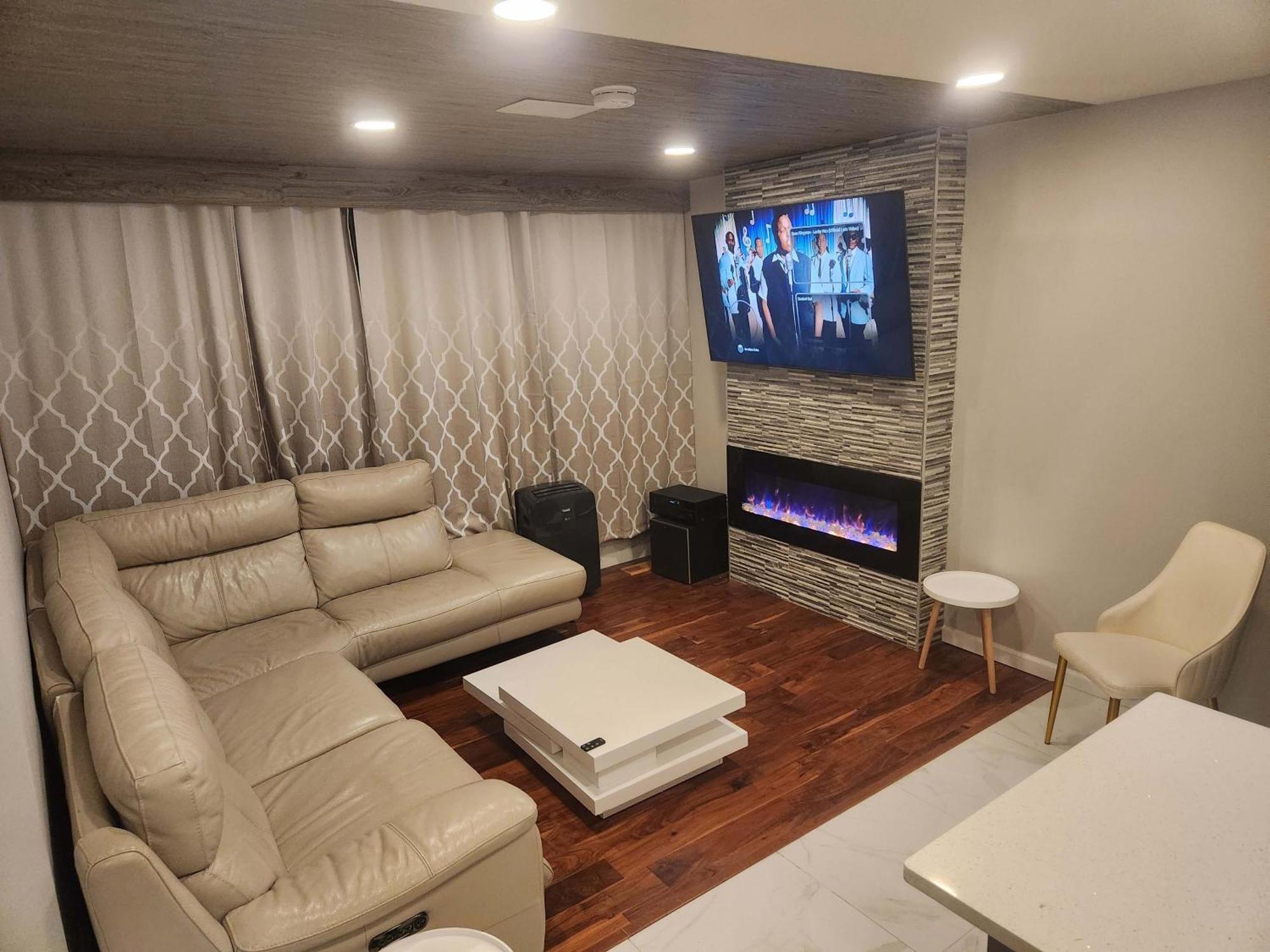 Apartment Modern Family With Guest Heat Garage, Pet-friendly!- No Basement *