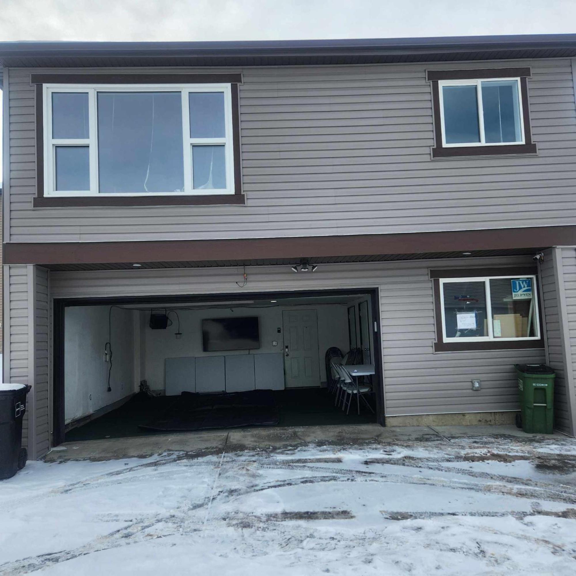 Modern Family With Guest Heat Garage, Pet-friendly!- No Basement